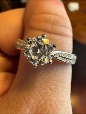 Sparkling Moissantie Round-Cut Solitaire Ring in Silver